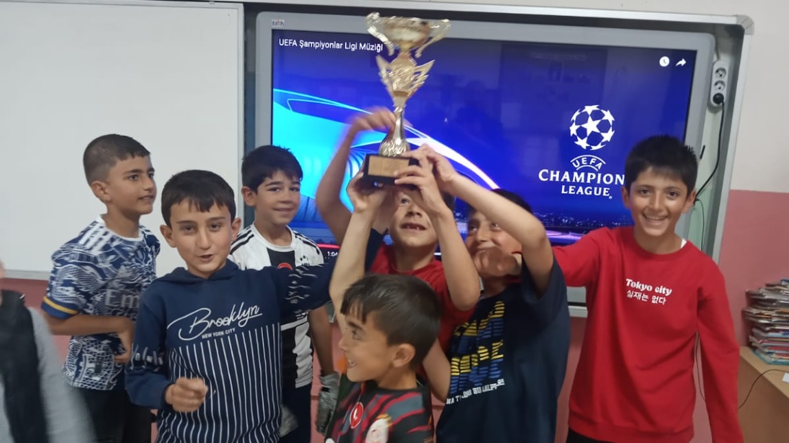 2024-2025 EĞİTİM ÖĞRETİM YILI FUTBOL TURNUVASININ ŞAMPİYONU 4-B SINIFI OLDU.